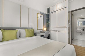 Ein modernes Schlafzimmer mit einem Bett, einem Schreibtisch und einem Kleiderschrank.