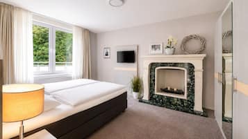 1 bedroom, desk, WiFi (free)