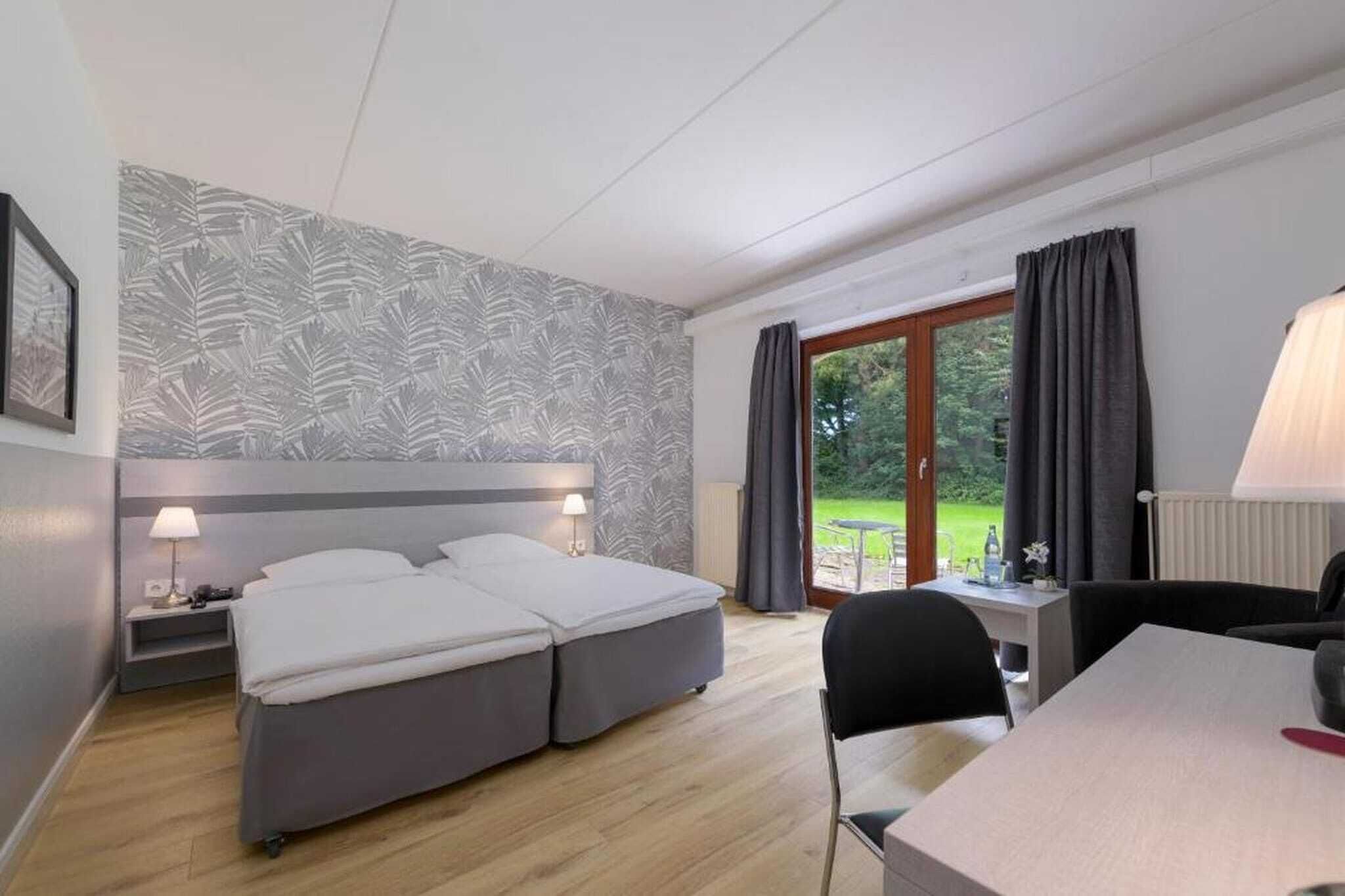 1 bedroom, desk, WiFi (free)