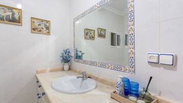 Een douche, handdoeken