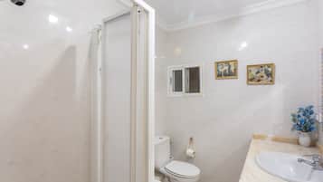 Douche, serviettes fournies