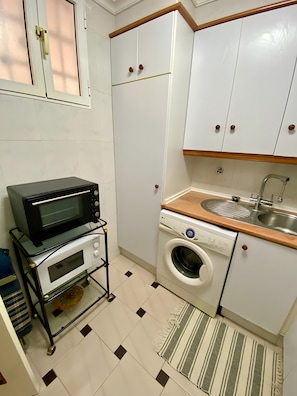 Een koelkast, een microgolfoven, een oven, een kookplaat