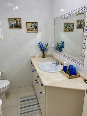 Een douche, handdoeken