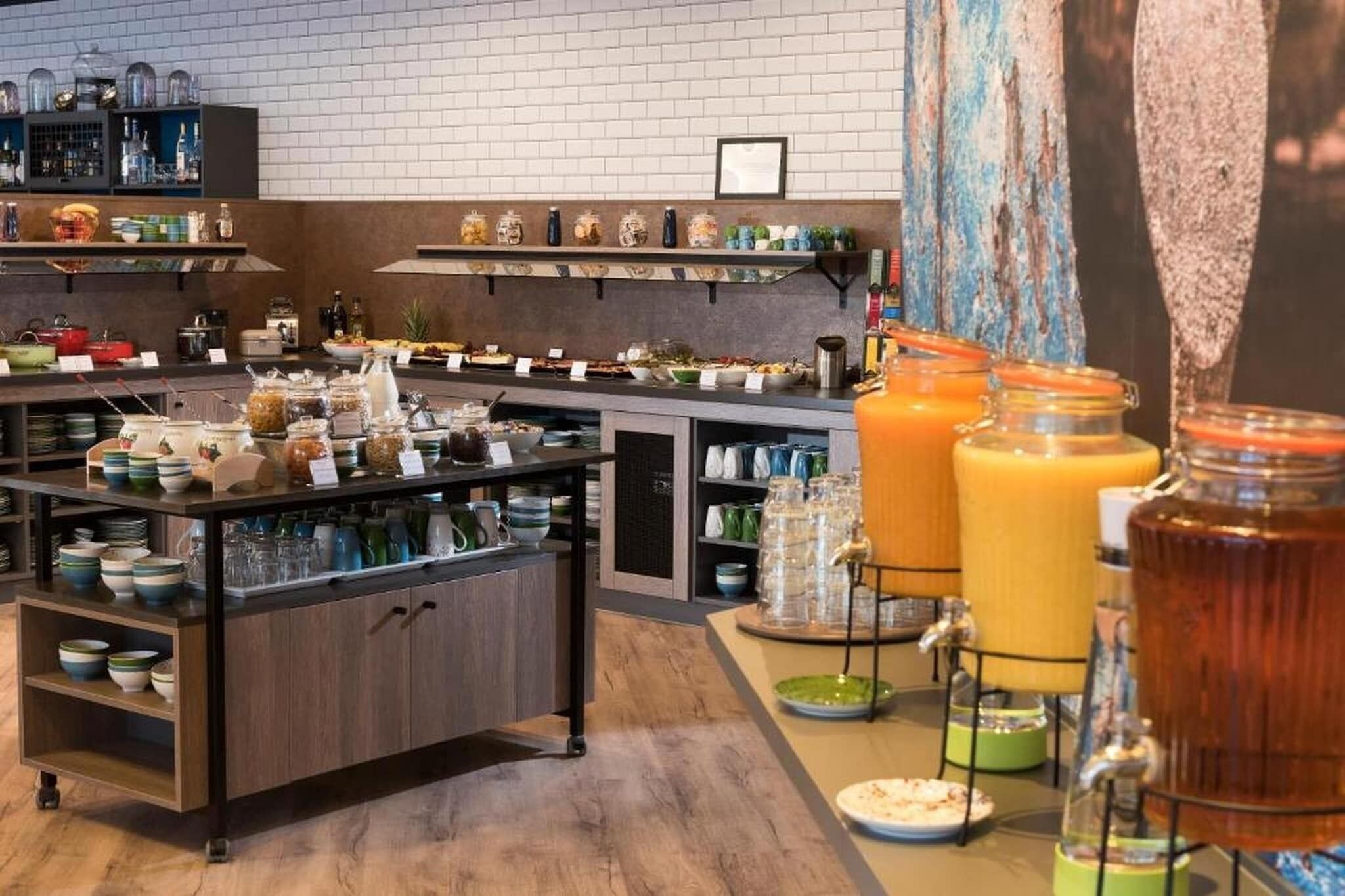 Una mesa de buffet con diferentes alimentos y bebidas.