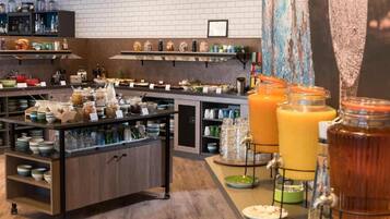 Una mesa de buffet con diferentes alimentos y bebidas.