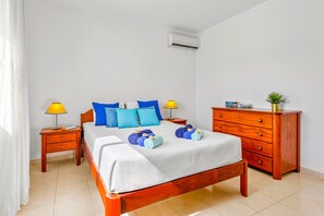 3 bedrooms, iron/ironing board, WiFi (free), bed sheets