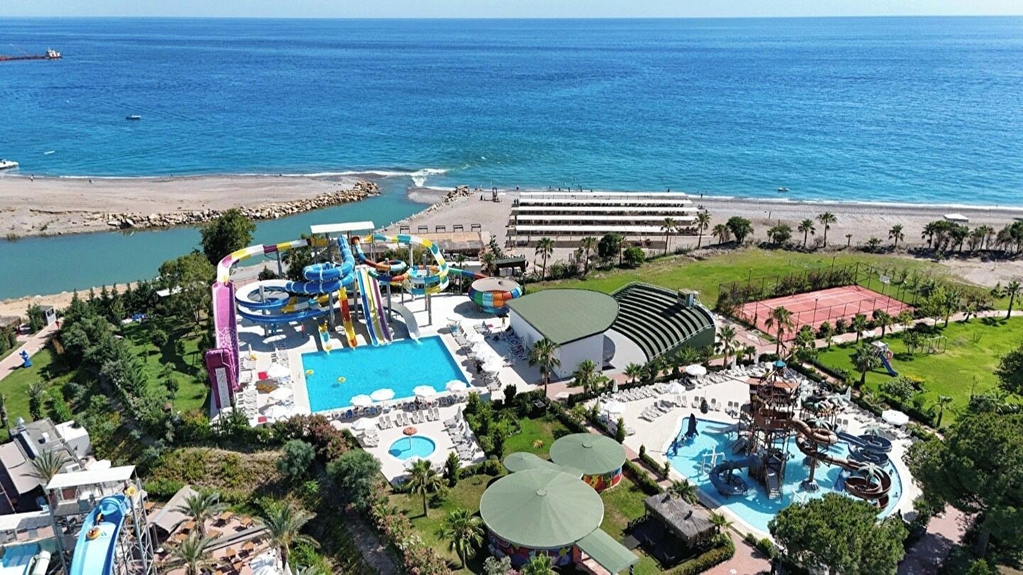 Ett semesterhotell med en stor pool, vattenpark och direkt tillgång till stranden.