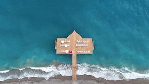 Camastros, sombrillas y toallas de playa