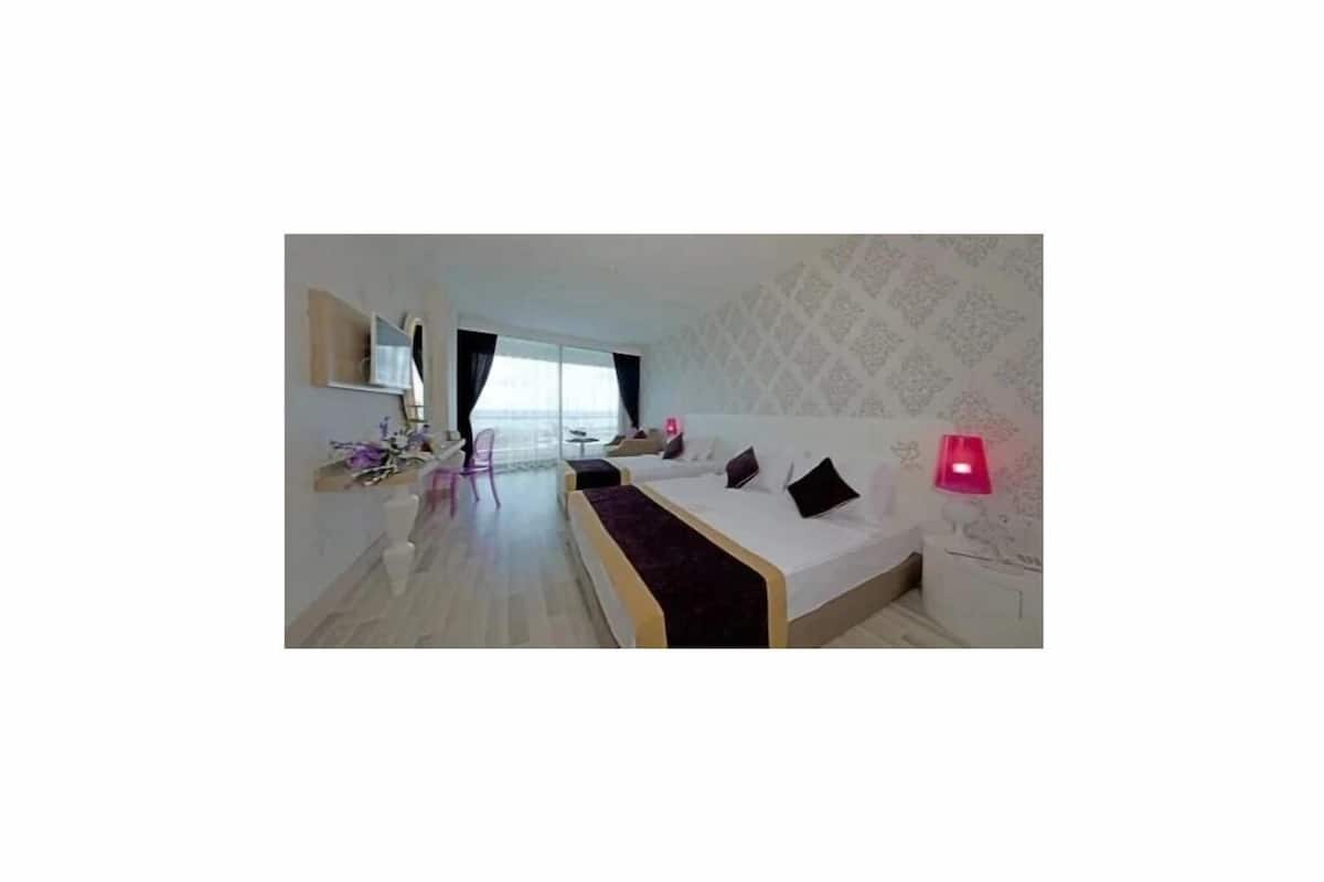 Habitación estándar con 1 cama matrimonial o 2 individuales, balcón, vista al mar