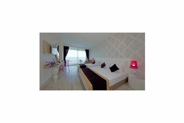Habitación estándar con 1 cama matrimonial o 2 individuales, balcón, vista al mar