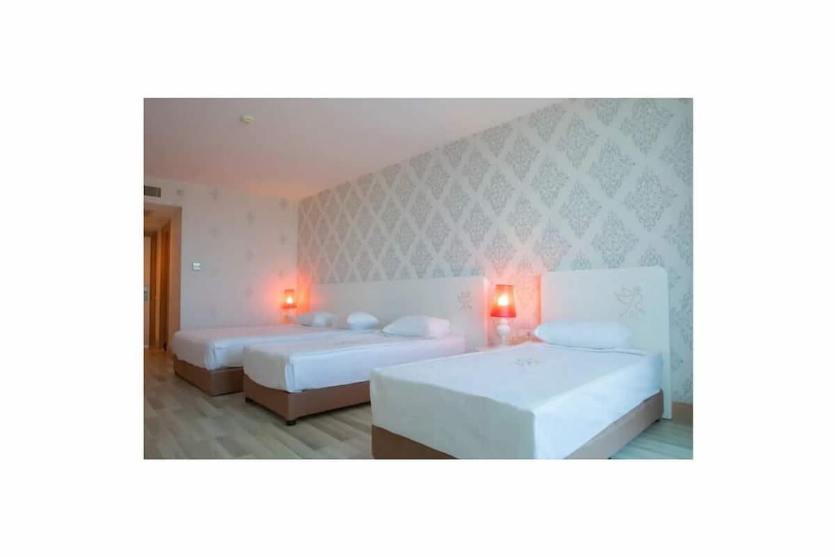 Habitación triple superior, balcón