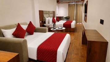 Luxury-Doppelzimmer, Balkon | Zimmersafe, Schreibtisch, laptopgeeigneter Arbeitsplatz