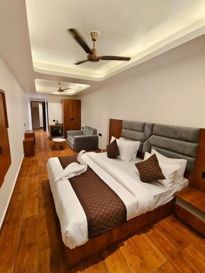 Luxury Double Room, Balcony | In-room safe, desk, laptop workspace, soundproofing - Hotel Varanasi Ganges (Varanasi)