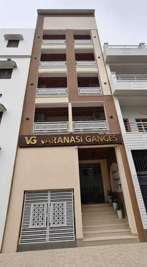 Un edificio de varios pisos con un cartel que dice 'VG Varanasi Ganges'.