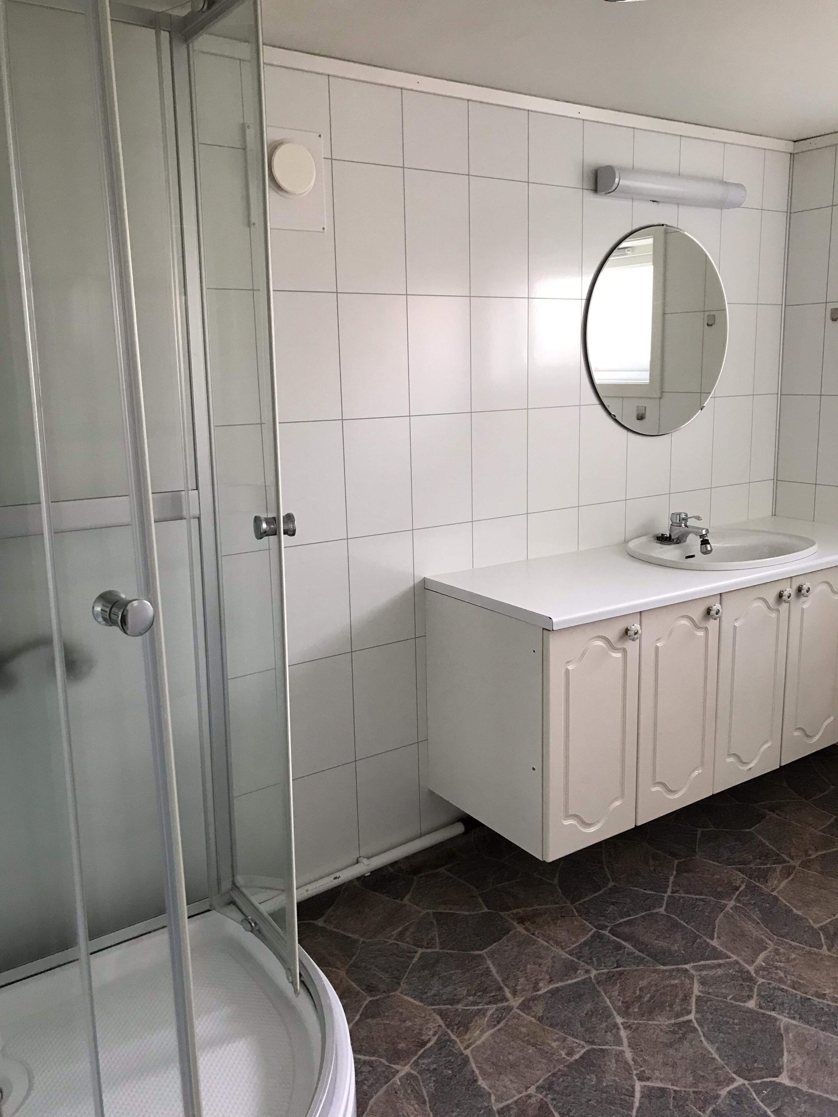 Dusj, hårføner, håndklær og toalettpapir
