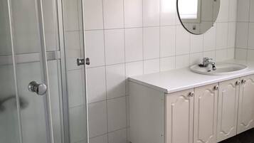 Dusj, hårføner, håndklær og toalettpapir
