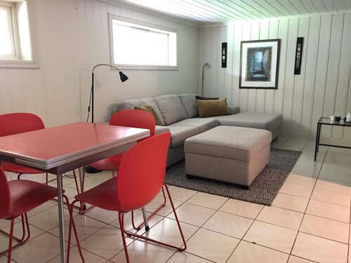 Basement apartment near downtown, the hospital, and the college. Parking.