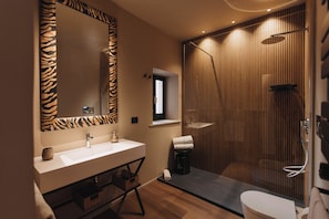 Superior-Zimmer, Blick auf den Innenhof | Badezimmer | Dusche, Haartrockner, Handtücher, Seife