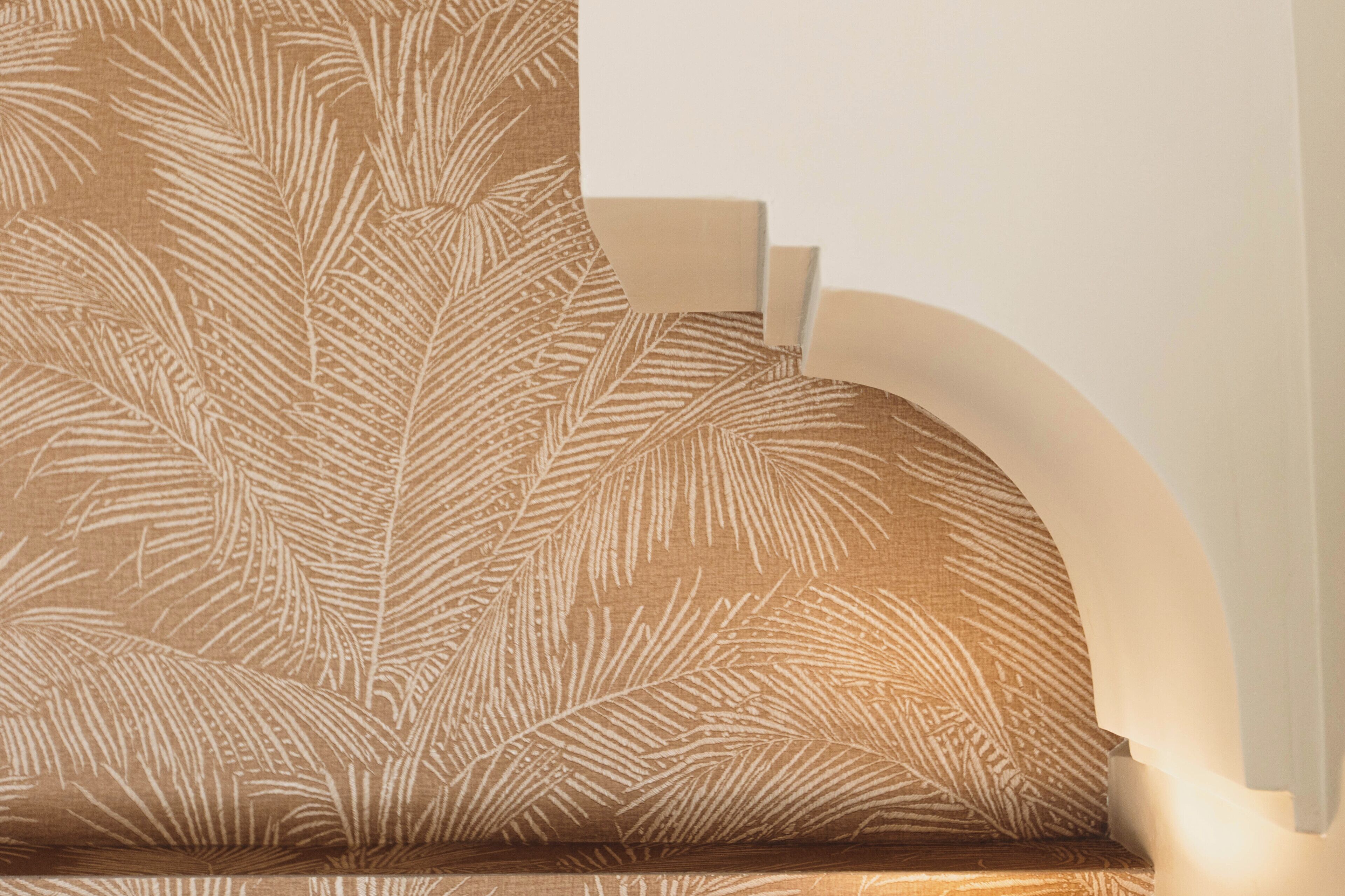 Eine Treppe mit Polsterung im Palmenblatt-Muster.