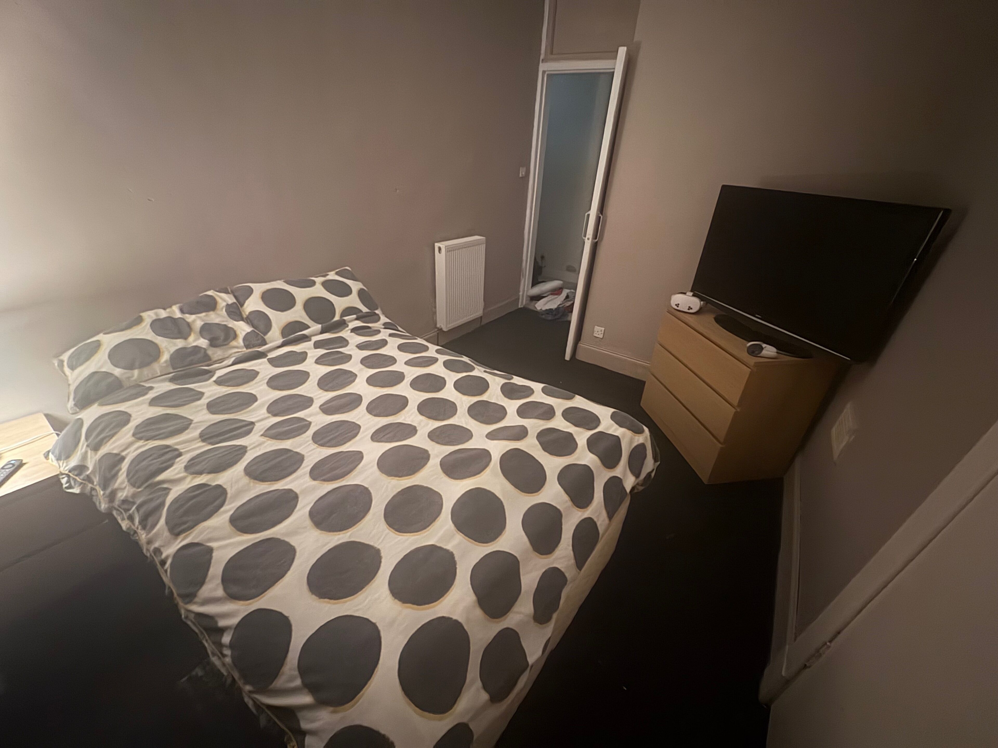 2 slaapkamers, een strijkplank/strijkijzer, gratis wifi, beddengoed