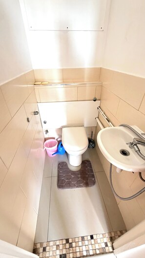 A small bathroom with a toilet, bidet, and sink. - Luxury 4-bed Apartment Tower Paddington London (London)