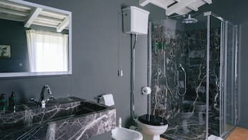 Deluxe Double Room | Bathroom | Free toiletries, hair dryer, towels, soap