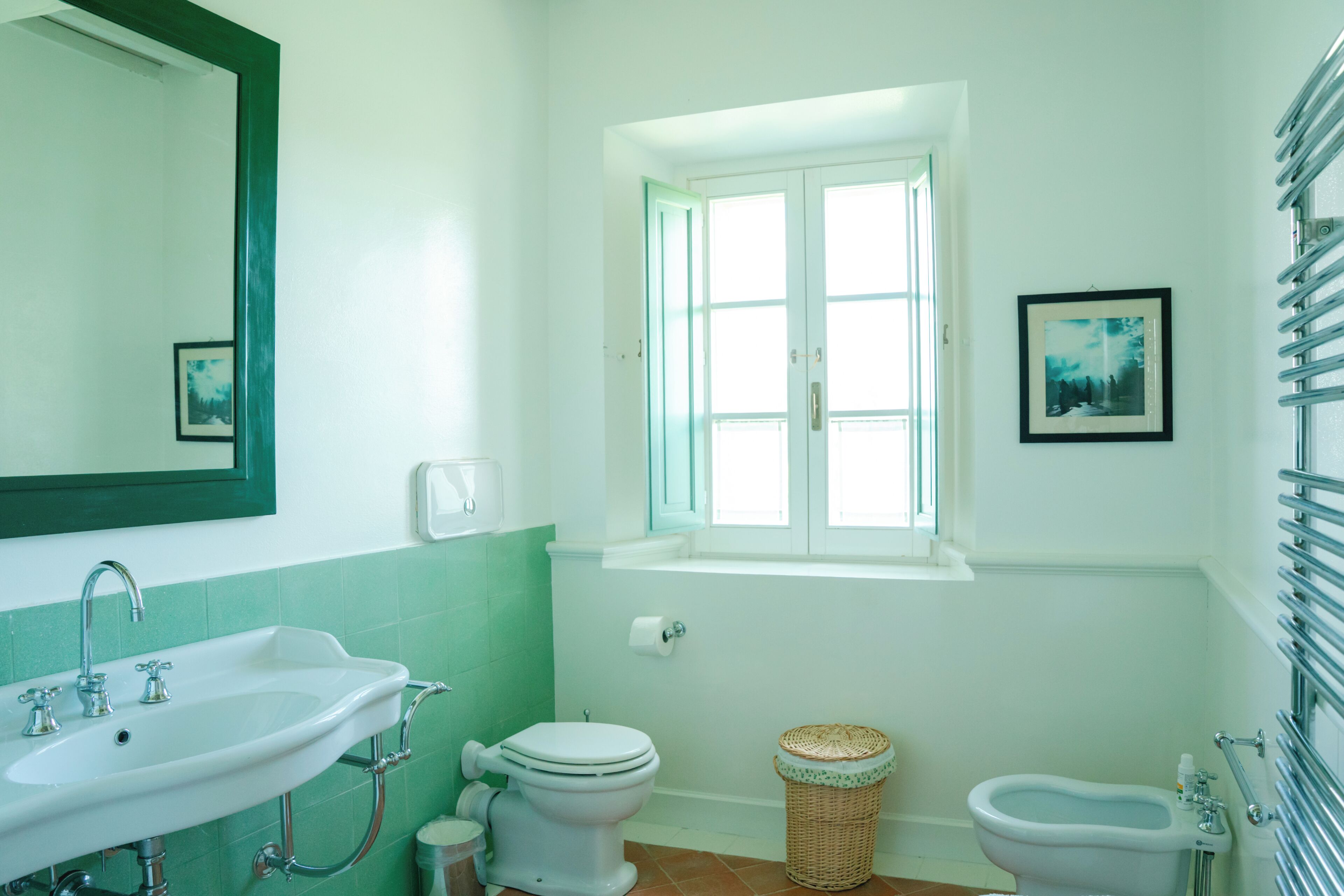 Habitación doble clásica | Baño | Amenidades de baño gratuitas, secadora de cabello, batas, toallas 