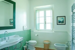 Kamar Double Klasik | Kamar mandi | Perlengkapan mandi gratis, pengering rambut, jubah mandi, dan handuk