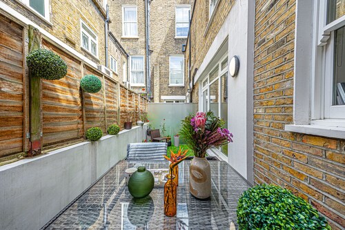 Gloucester Road Apartments by DMONTRIO