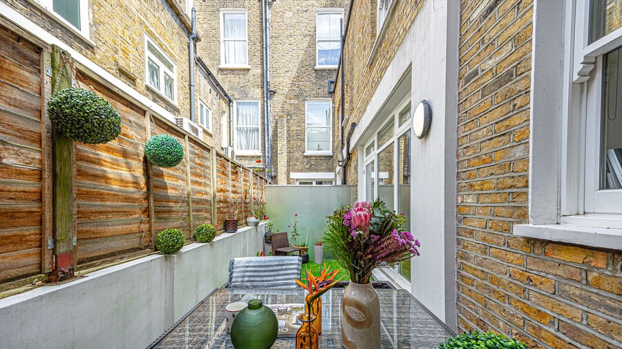 Gloucester Road Apartments by DMONTRIO
