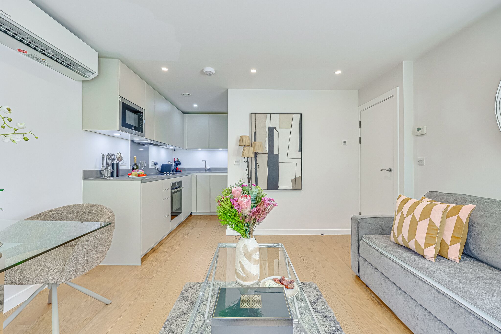 Un apartamento moderno con cocina, comedor y sala de estar.