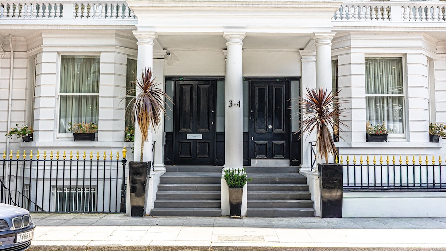 Gloucester Road Apartments by DMONTRIO