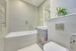 Standardzimmer | Badezimmer | Kostenlose Toilettenartikel, Haartrockner, Handtücher, Seife