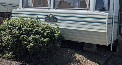 Caravan Sleeps 4 With Parking and Patio