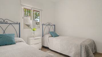 3 bedrooms, iron/ironing board, WiFi, bed sheets