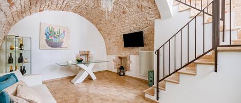 Family Townhome, 3 Bedrooms, Balcony (Helios Home) | Living area