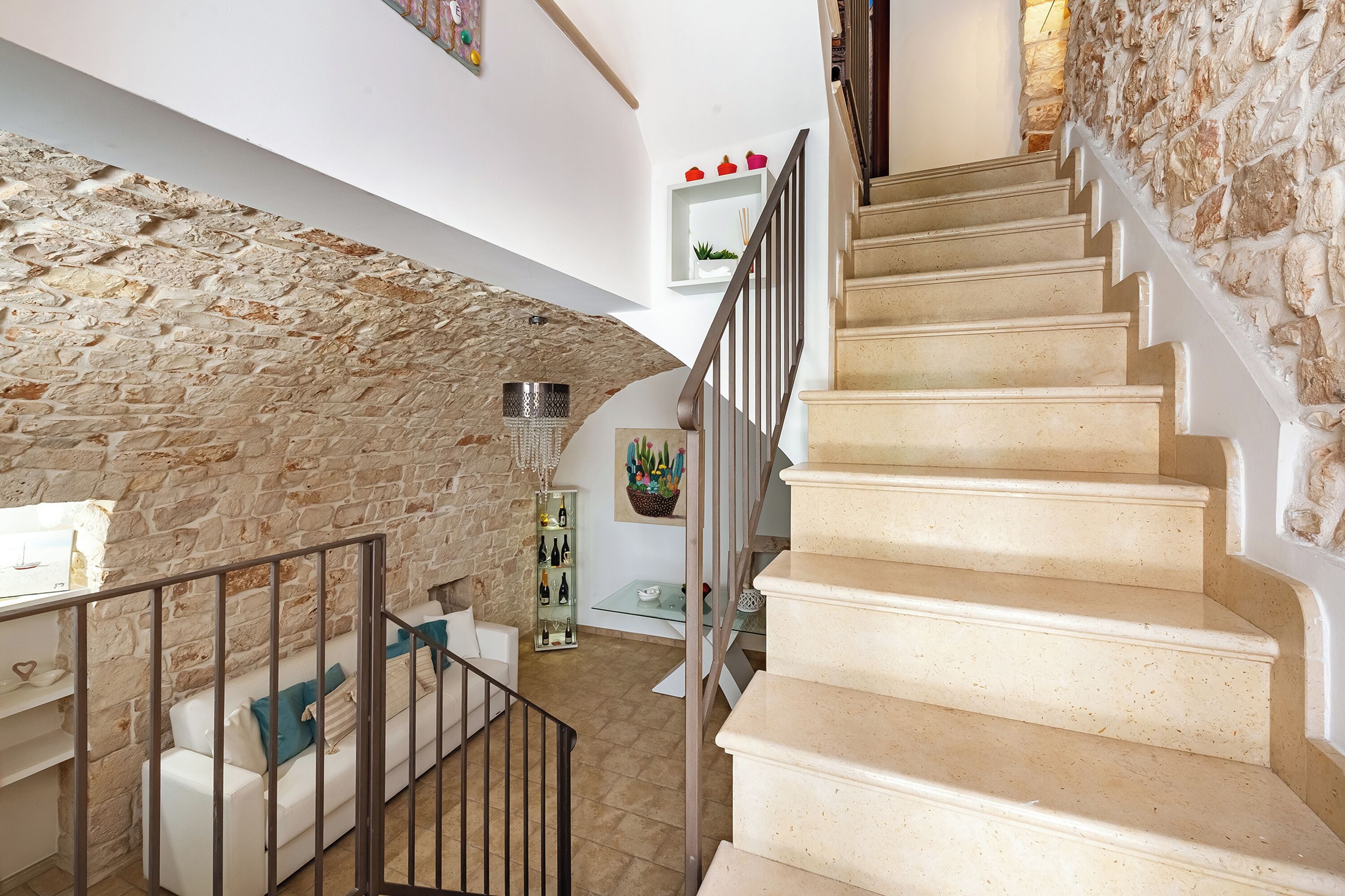 Casa adosada familiar, 3 habitaciones, balcón (Helios Home) | Escaleras
