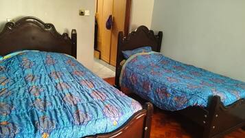 4 bedrooms, iron/ironing board, internet, bed sheets