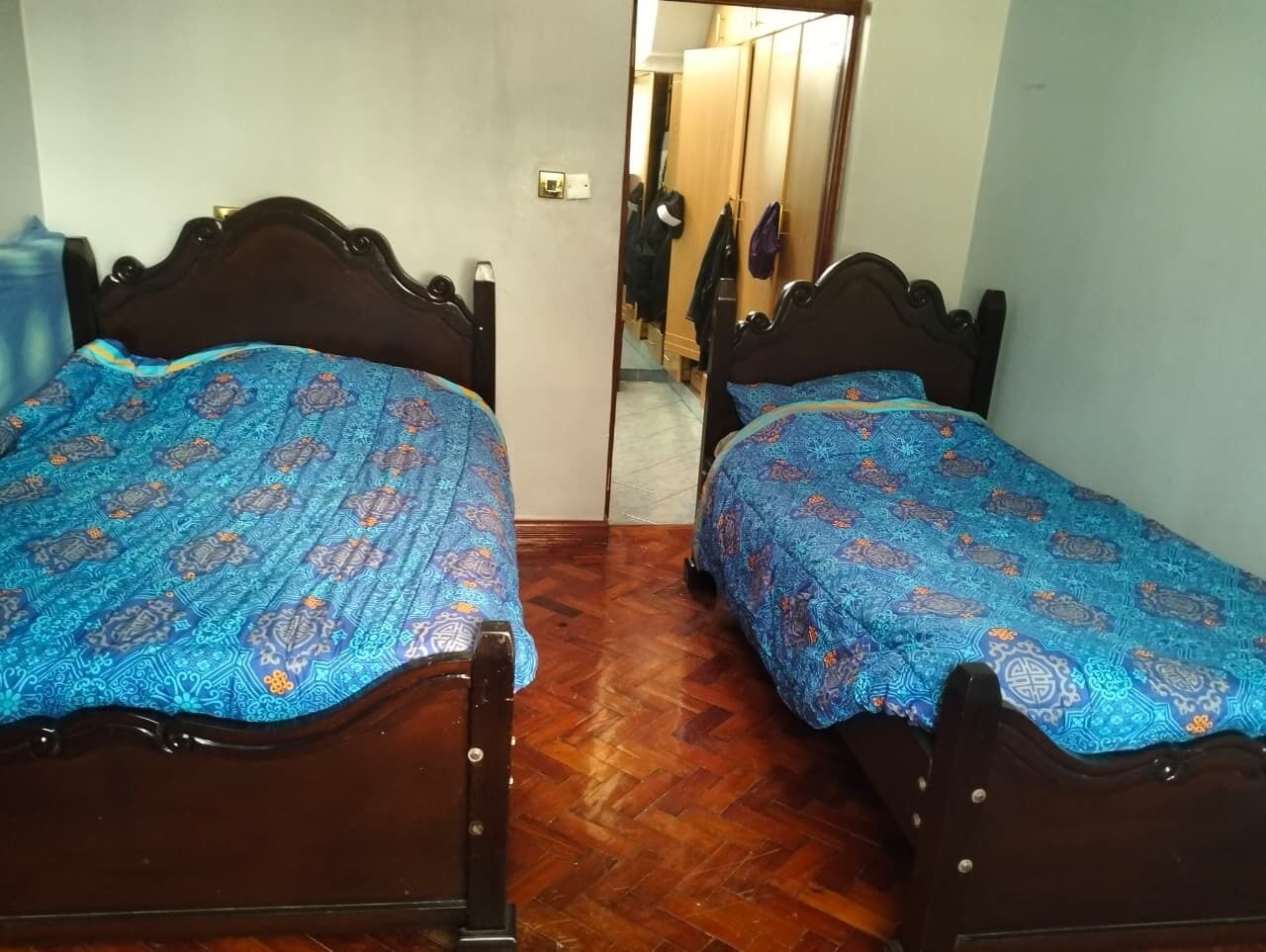 4 bedrooms, iron/ironing board, internet, bed sheets