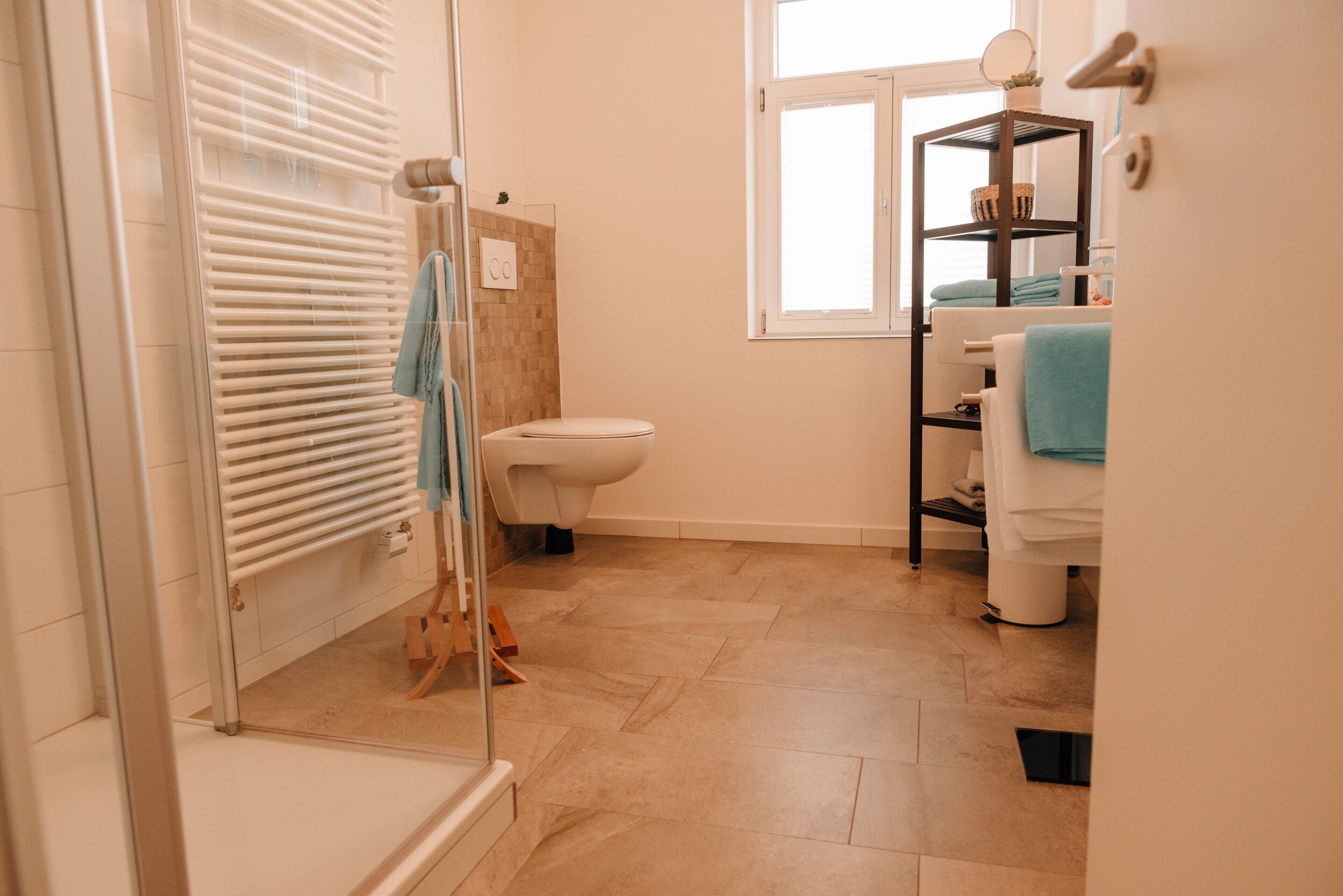 Ein Badezimmer mit Toilette, Dusche und Waschbecken.