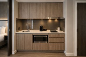 Private kitchen - Inviting 2BR Downtown Escape Near Restaurants & Events (Toronto)