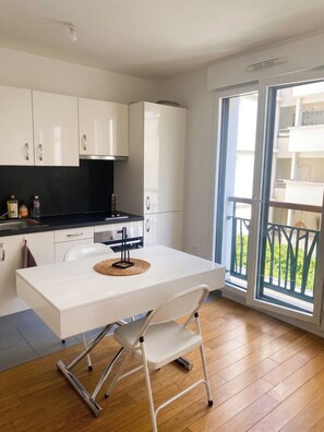Private kitchen - Vrbo Property (Paris)