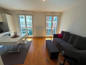 Living area - Vrbo Property (Paris)