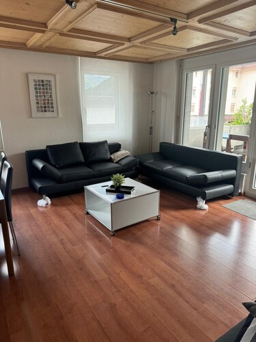 Gut gelegene Ferienwohnung, unweit von ÖV und eigener Einstellhalle, Parkplatz
