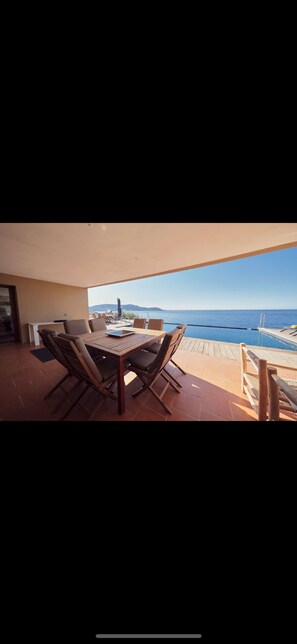 Outdoor dining - Beachfront 4-bedroom Villa Calvi (Calvi)
