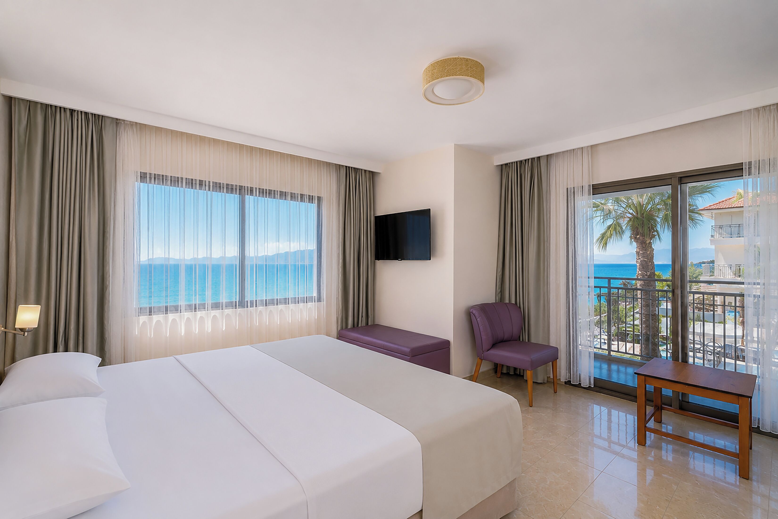Ropa de cama de alta calidad, artículos del minibar gratis y escritorio 