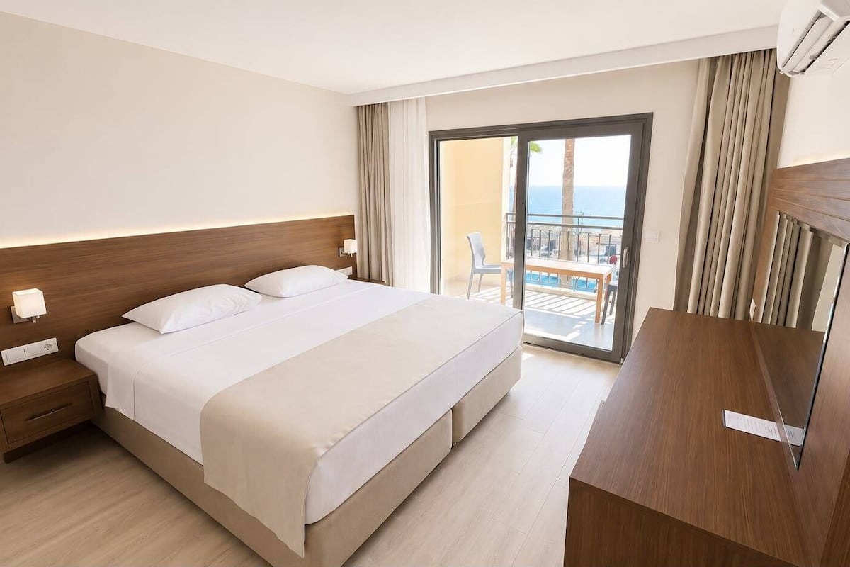 Ropa de cama de alta calidad, artículos del minibar gratis y escritorio 