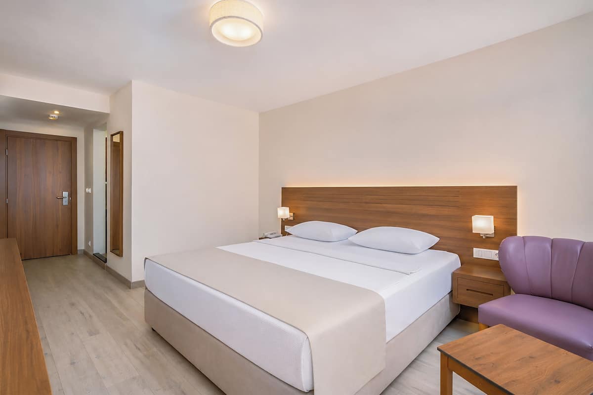 Ropa de cama de alta calidad, artículos del minibar gratis y escritorio 