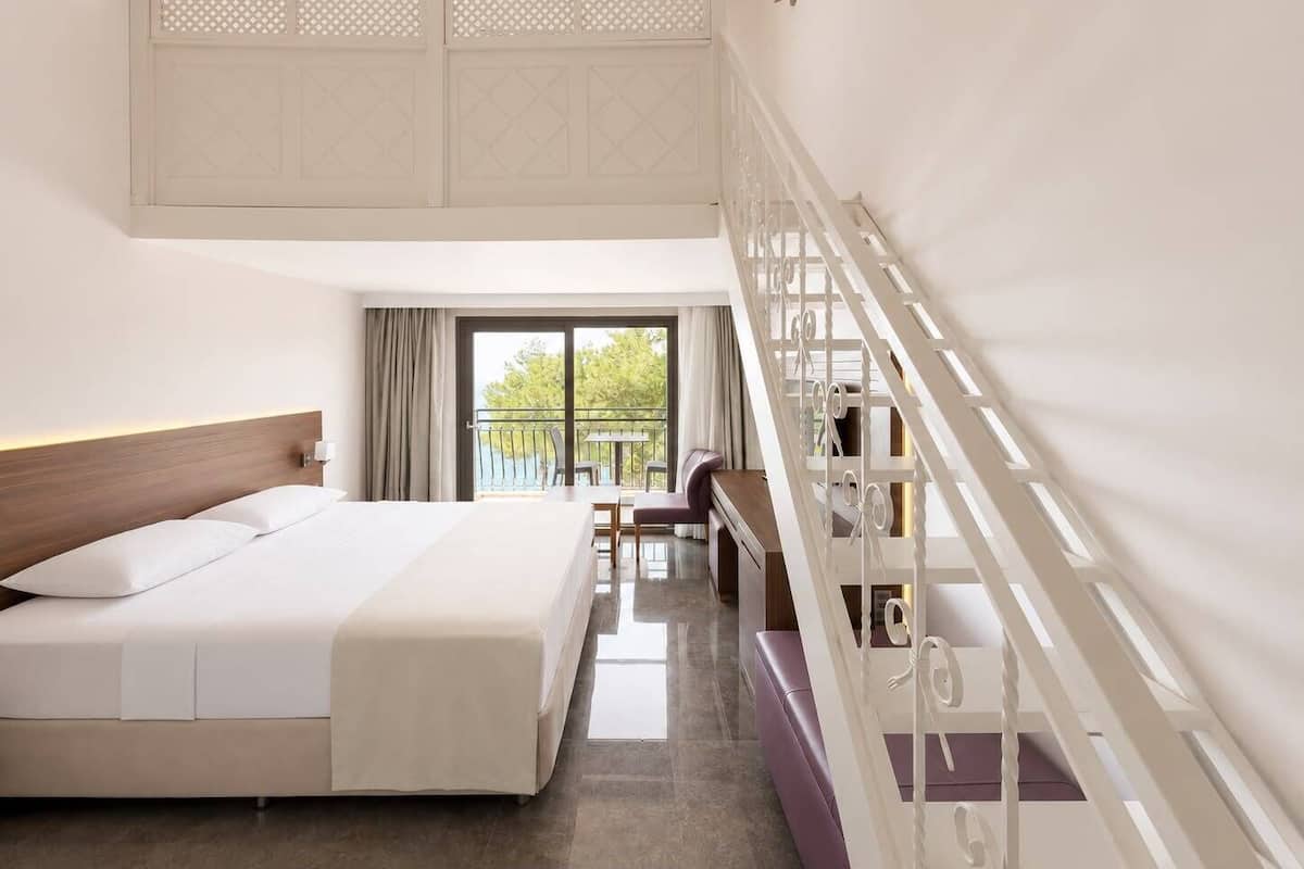 Ropa de cama de alta calidad, artículos del minibar gratis y escritorio 