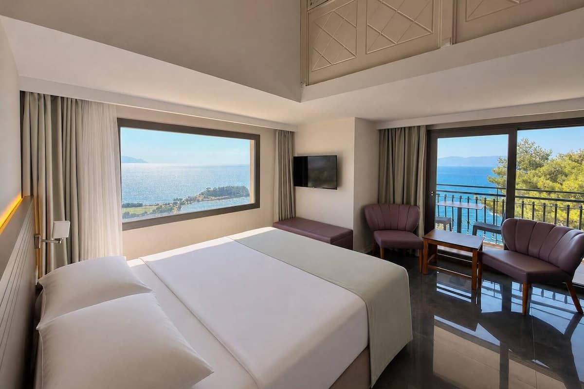 Ropa de cama de alta calidad, artículos del minibar gratis y escritorio 